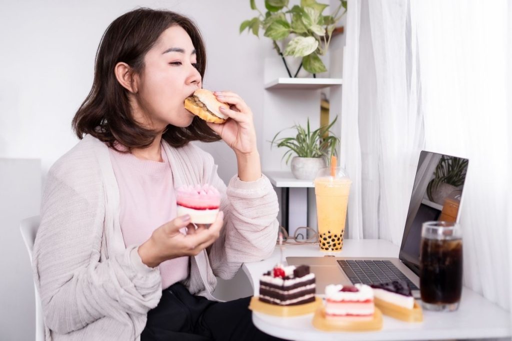 mujer teniendo ansiedad por comer